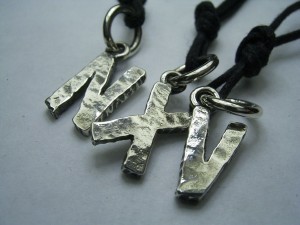 アルファベットネックNXVひも付き