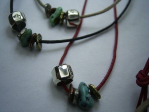 シルバービーズひも3色