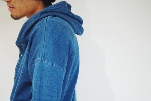 Varde77 バルデ77 INDIGO WASH PULL OVER PARKA　INDIGO BLUE インディゴ パーカー 春 夏 ブルー スナップ コーデ shop compass コンパス 新潟 古町 南浜通り 写真